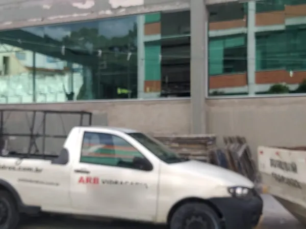 Carro da ARB Vidros estacionado em obra