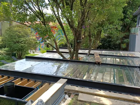 Cobertura de vidro com estrutura metálica instalada pela ARB Vidros