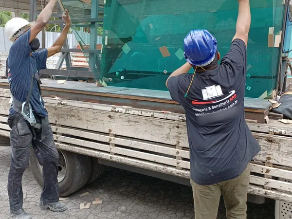 Equipe da ARB Vidros carregando vidro para instalação
