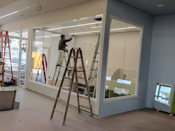 Divisória de vidro sendo instalada pela ARB Vidros em escritório