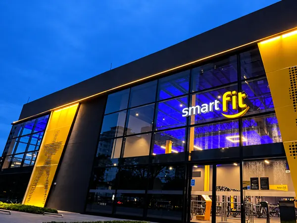 Fachada da Smart Fit com esquadria da ARB Vidros