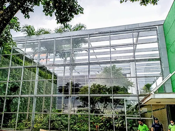 Fachada de vidro em glazing instalada pela ARB Vidros em obra comercial