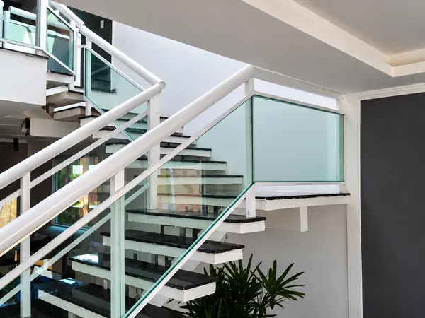 Escada com guarda-corpo de vidro instalado pela ARB Vidros
