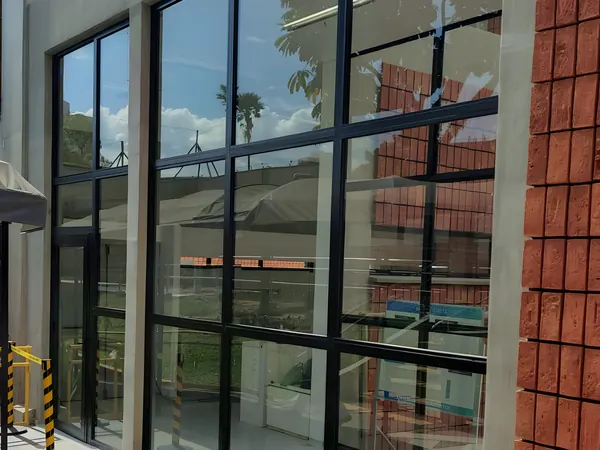 Janela de ferro com vidro instalada pela ARB Vidros em obra comercial