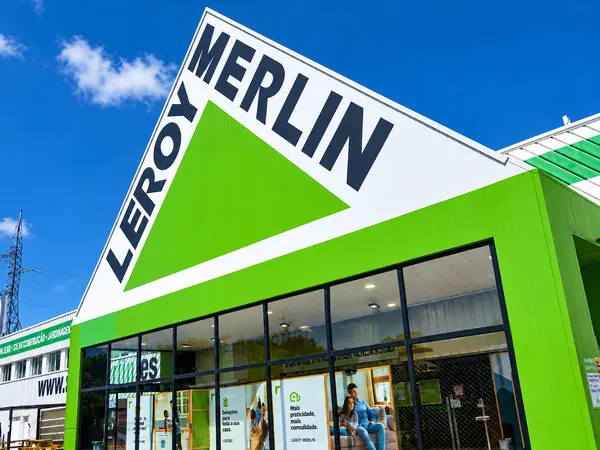Loja Leroy Merlin com esquadria instalada pela ARB Vidros