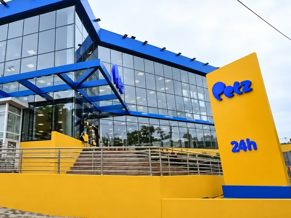 Loja Petz com fachada de vidro instalada pela ARB Vidros