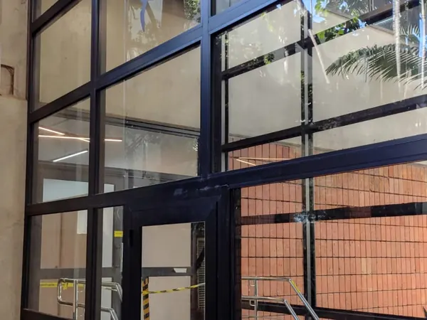 Pele de vidro com esquadria instalada pela ARB Vidros em obra comercial