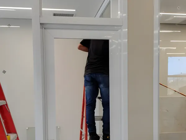 Porta de alumínio com vidro sendo instalada pela ARB Vidros