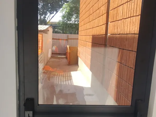 Porta de ferro com vidro instalada pela ARB Vidros em obra comercial