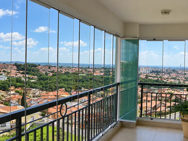 Sacada de apartamento fechada com vidro pela ARB Vidros