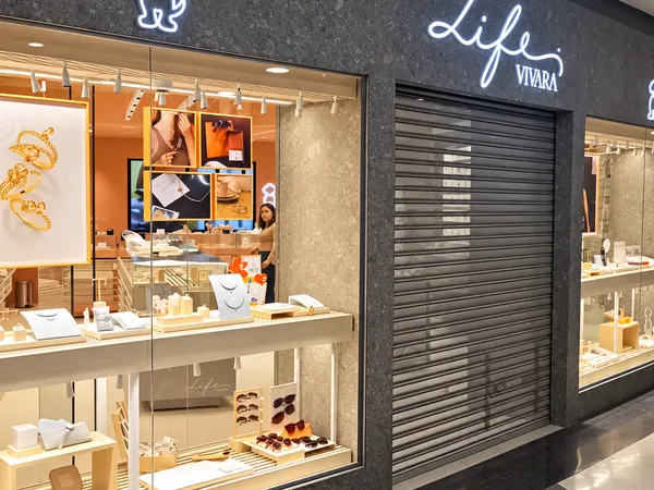 Loja Vivara com vitrine de vidro instalada pela ARB Vidros