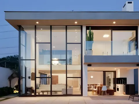 Casa com esquadria e guarda-corpo de vidro instalados pela ARB Vidros
